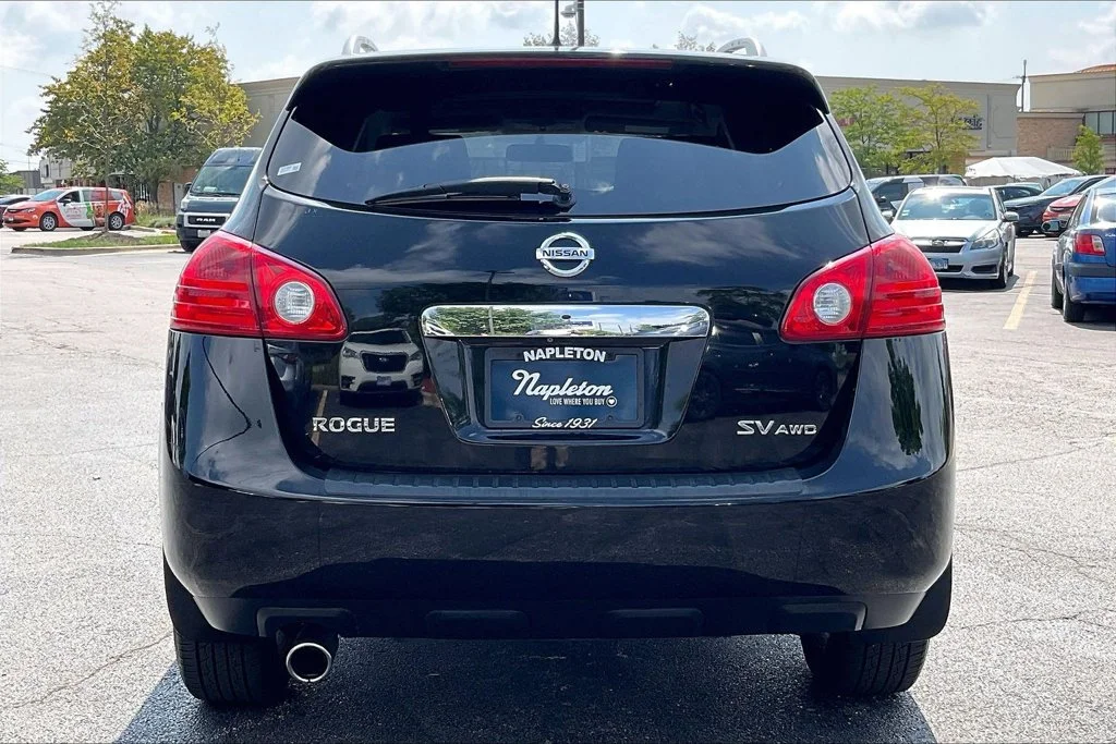 Used 2013 Black Nissan SV image 4