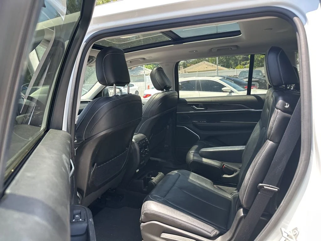 Used 2023 White/off-white Jeep Limited image 10