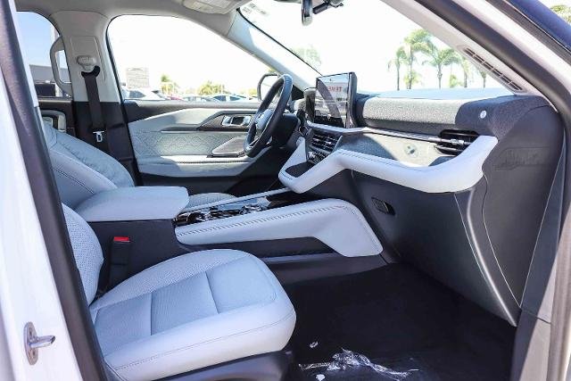 New 2026 Star White Metallic Tri-Coat Ford Platinum™ image 44