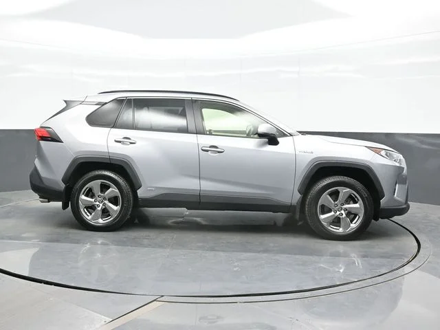 Used 2021 Silver Toyota XLE Premium image 8