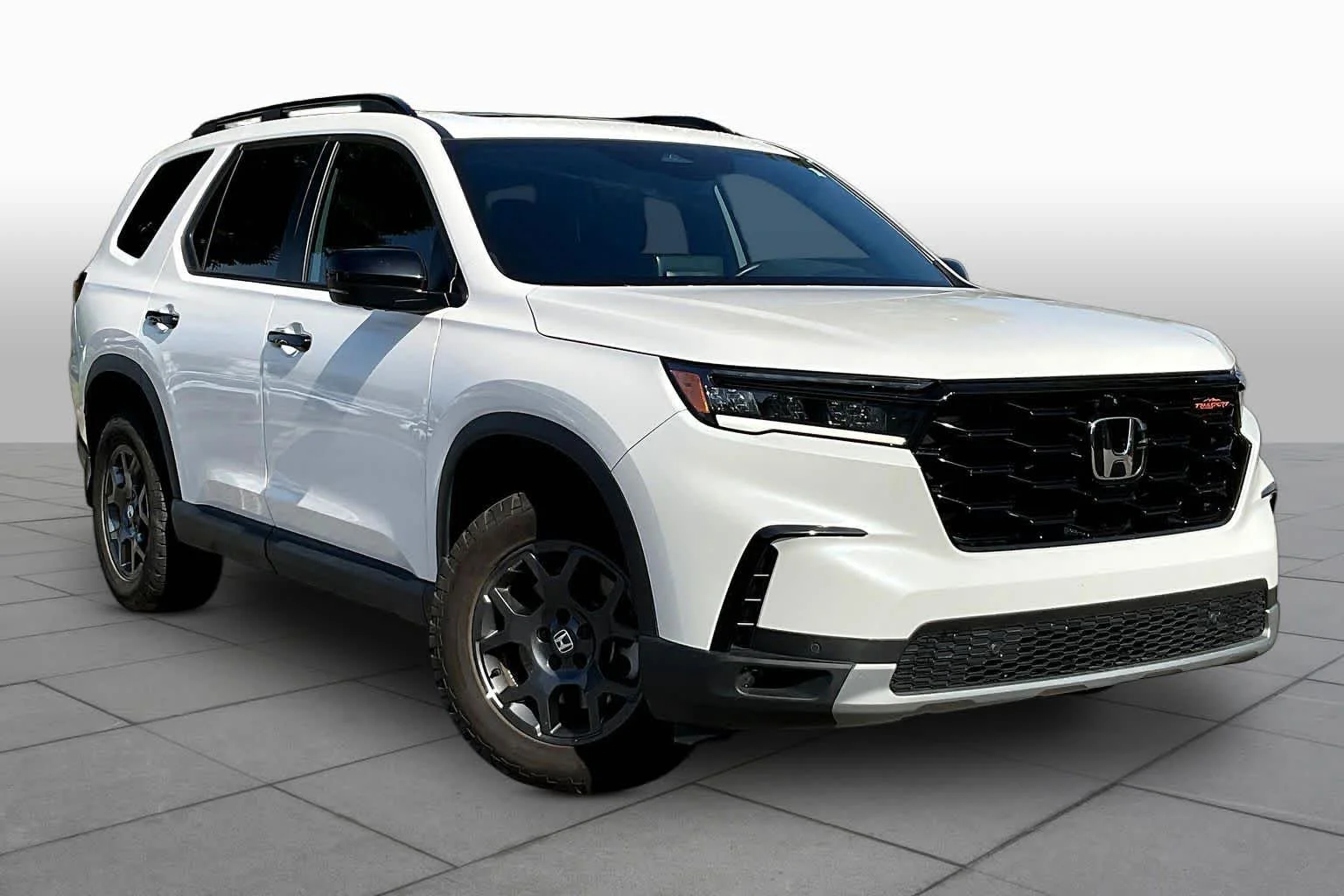 Used 2025 Platinum White Pearl Honda TrailSport image 3