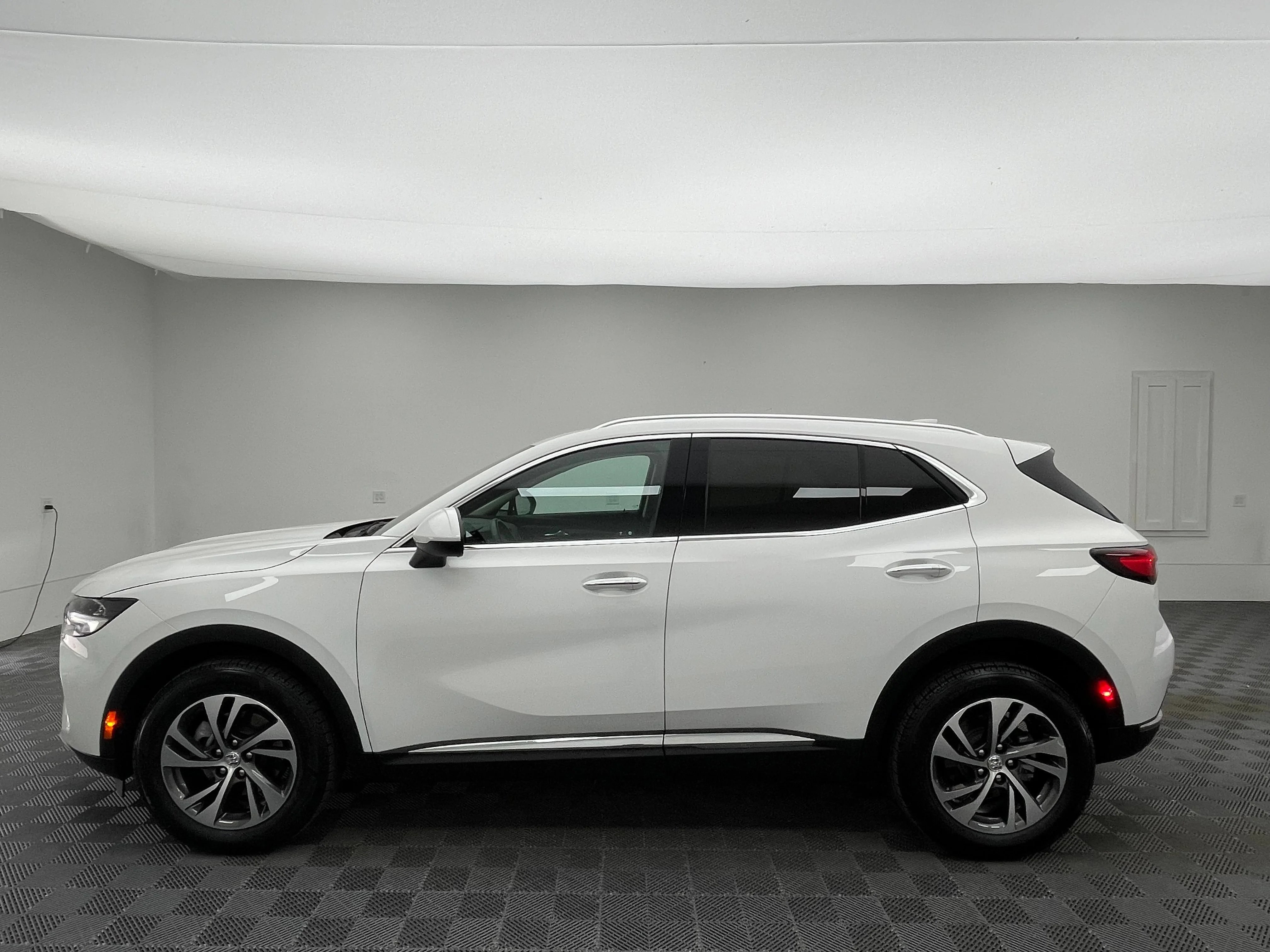 Used 2023 Summit White Buick Essence image 12