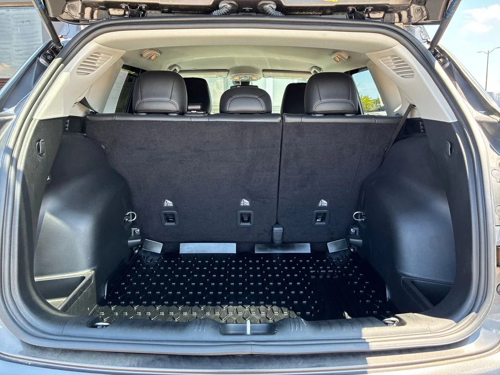 Used 2022 Gray Jeep Latitude image 21