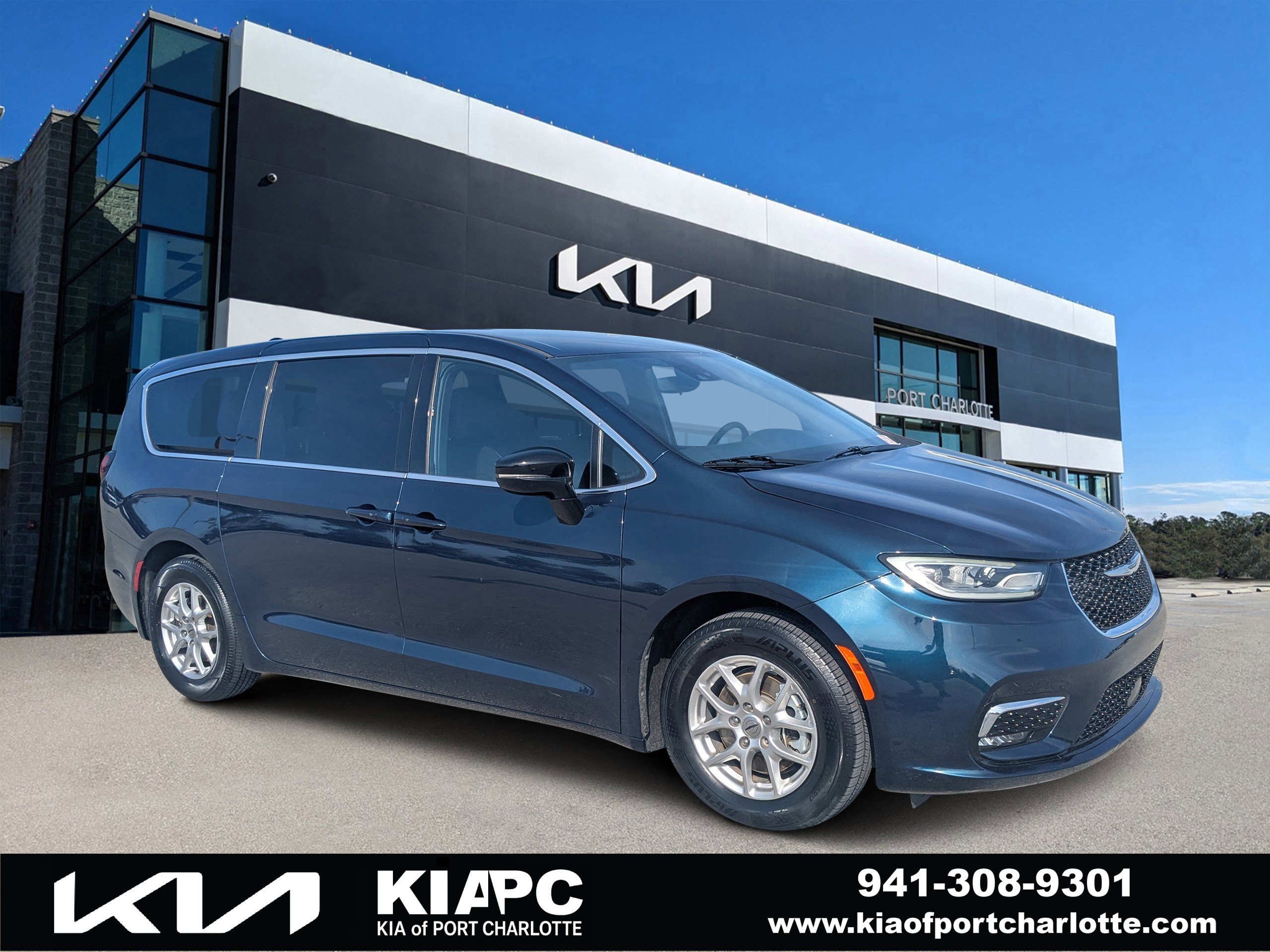 2024 Chrysler Pacifica Touring's photo