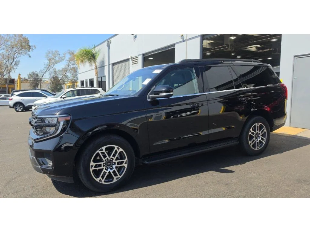 Used 2025 Agate Black Metallic Ford Active image 1