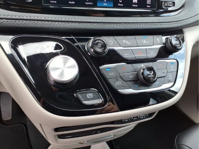 Used 2024 Black Chrysler Touring L image 27