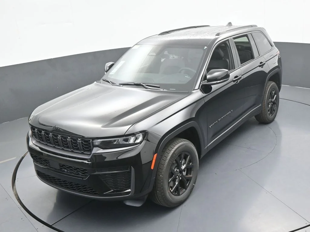 New 2026 Diamond Black Crystal Pearl-Coat Exterior Paint Jeep Altitude image 39
