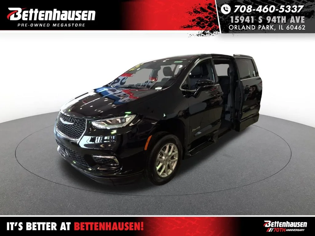 2025 Chrysler Pacifica Select's photo