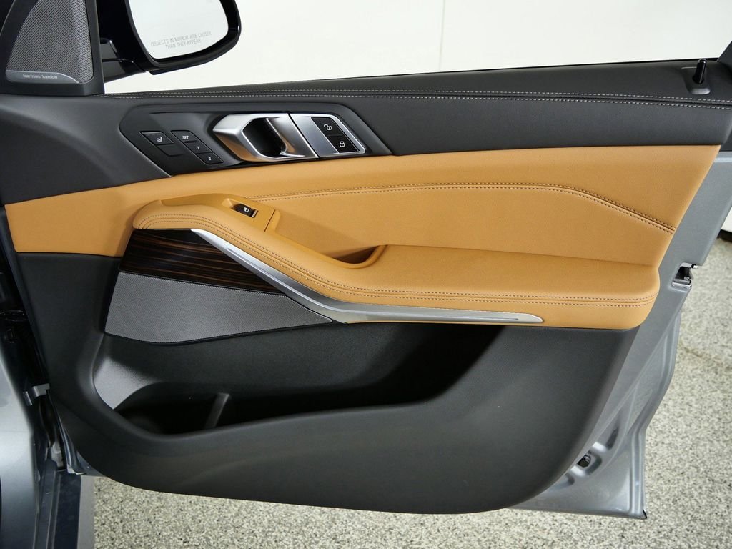 Used 2026 Skyscraper Grey Metallic BMW xDrive40i image 20