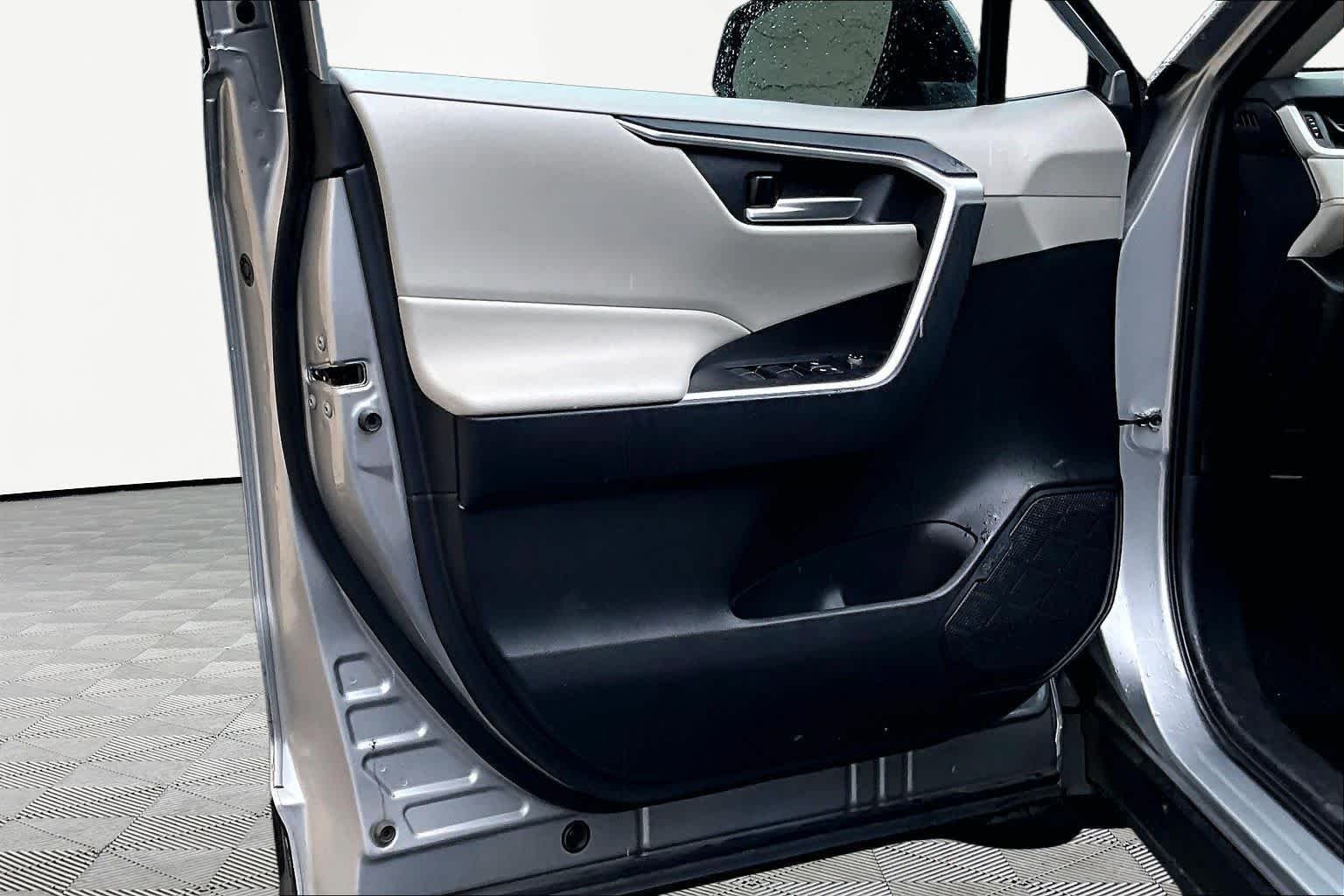 Used 2025 Silver Sky Metallic Toyota XLE image 22