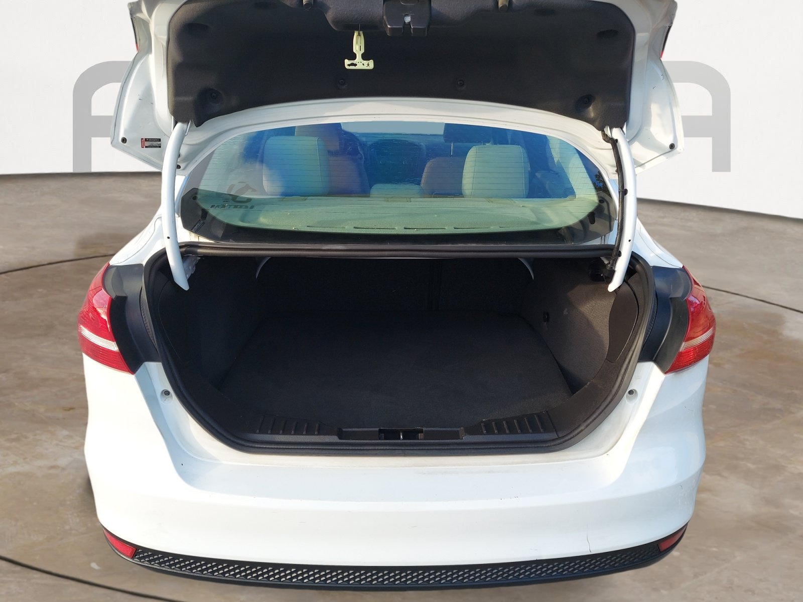 Used 2018 Oxford White Ford SE image 14