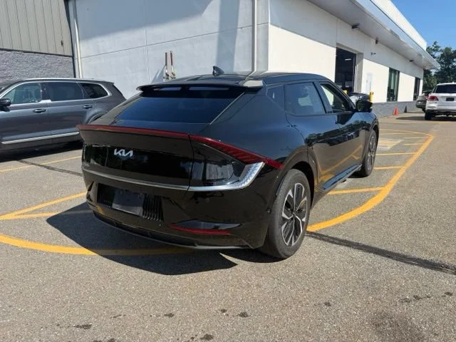 Used 2023 Aurora Black Pearl Kia Wind image 5
