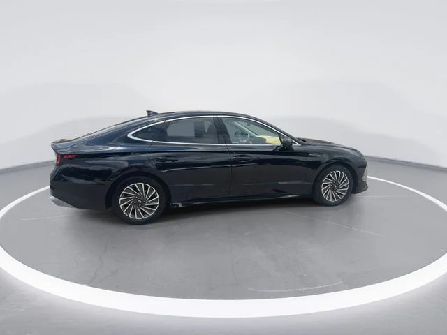 Used 2025 Black Hyundai Limited image 8