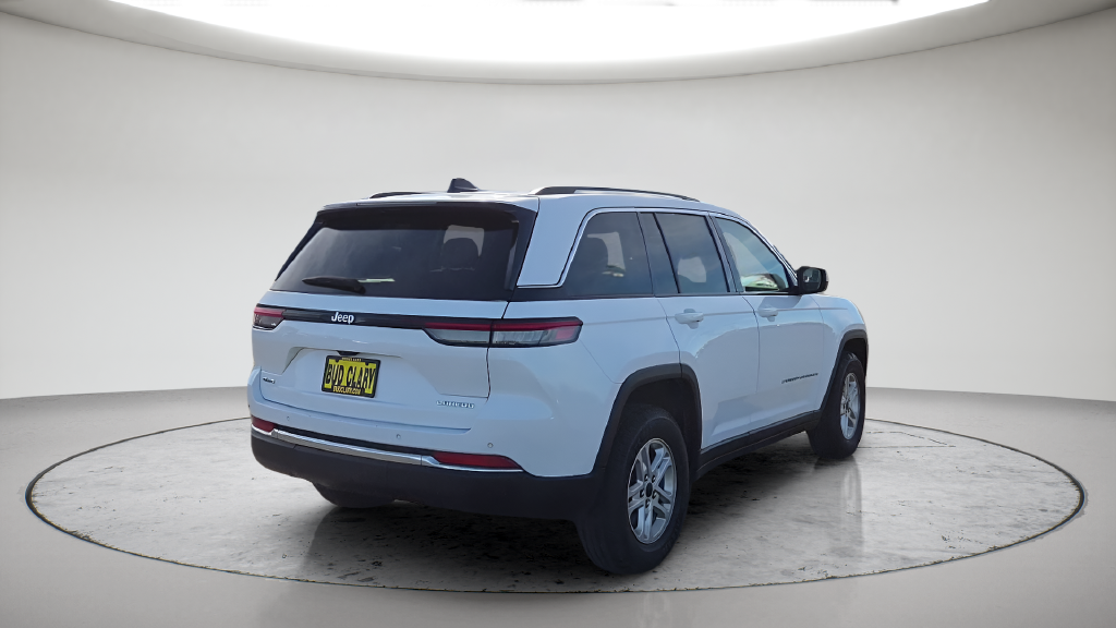 Used 2023 White Jeep Laredo image 7