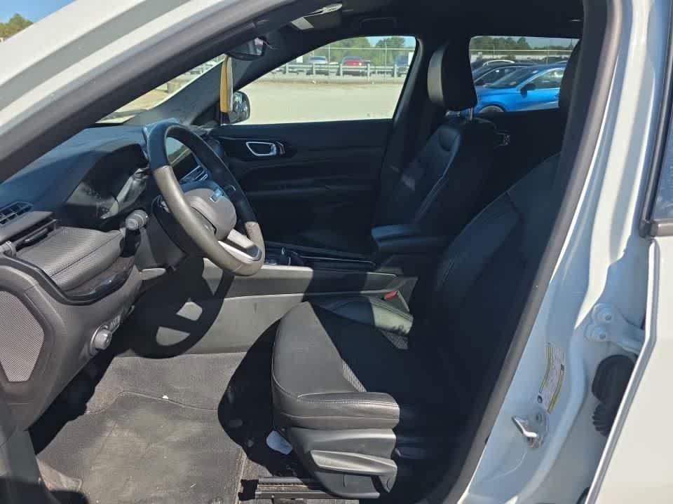 Used 2025 Bright White Clearcoat Jeep Latitude image 10