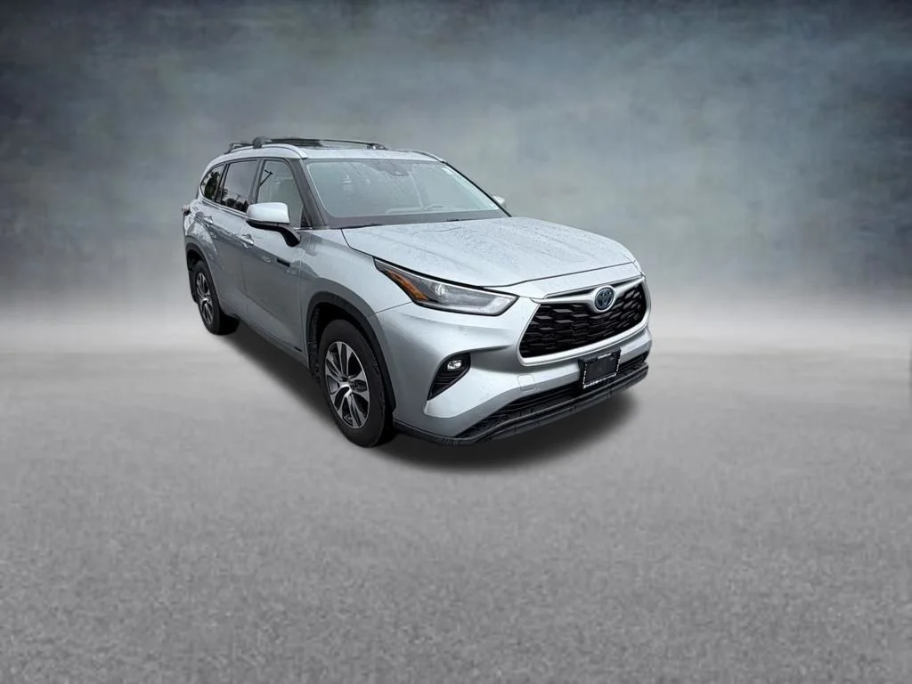 Used 2021 Silver Toyota XLE image 8