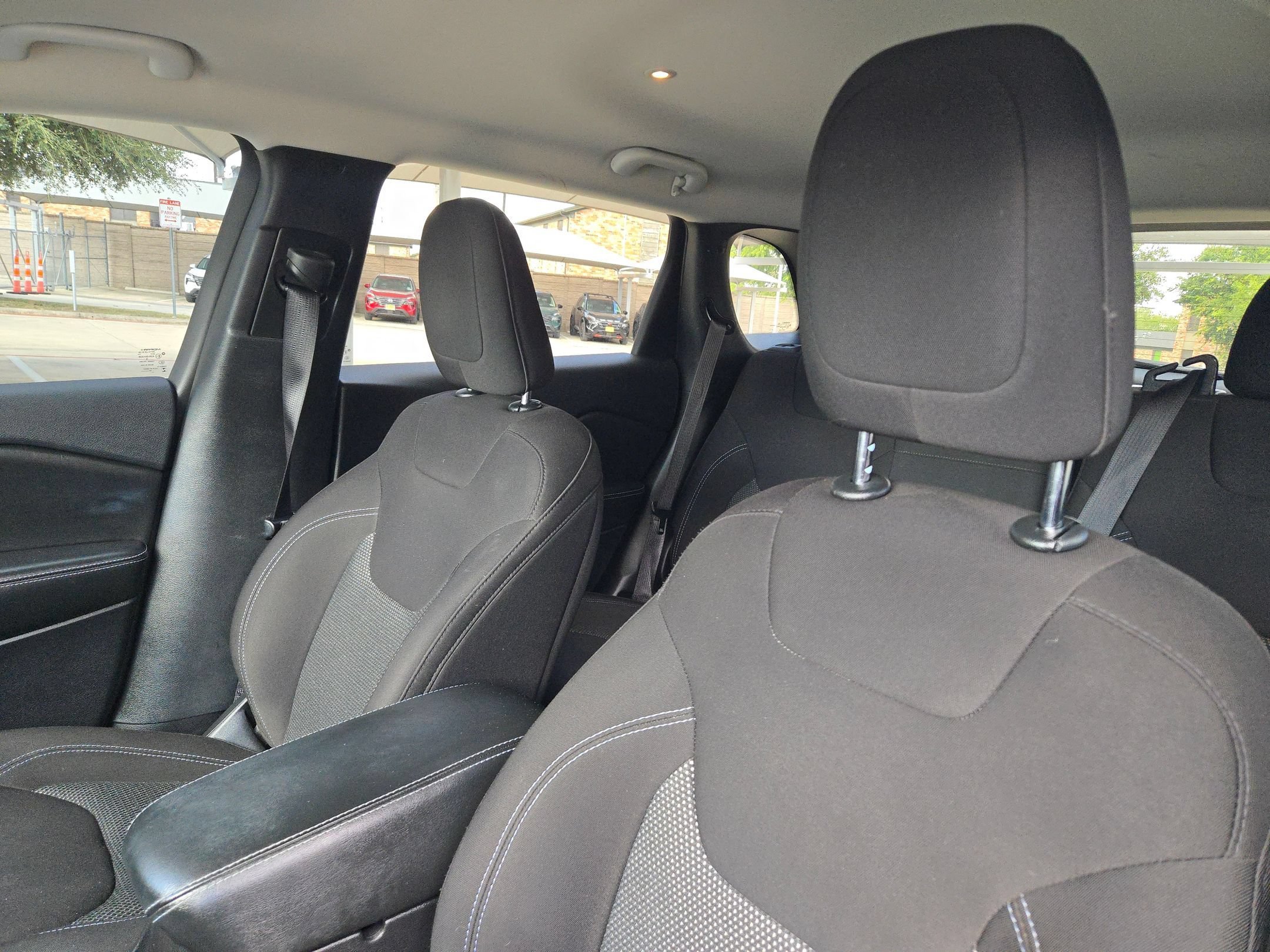 Used 2019 Diamond Black Crystal Pearlcoat Jeep Latitude image 9