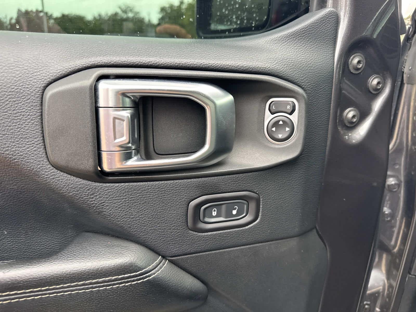 Used 2018  Jeep Sahara image 11