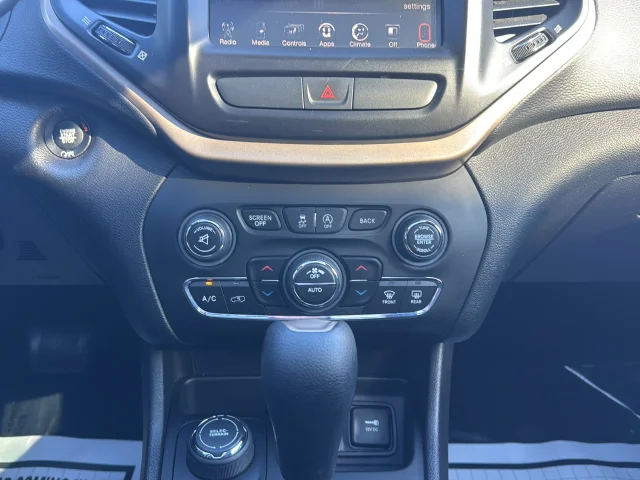 Used 2017 White Jeep Latitude image 21