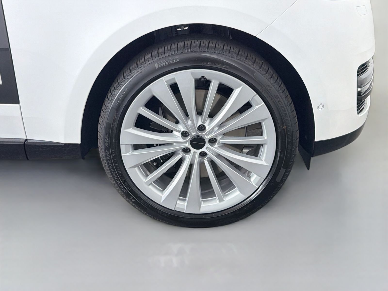 New 2026 Ostuni Pearl White Land Rover SE image 36