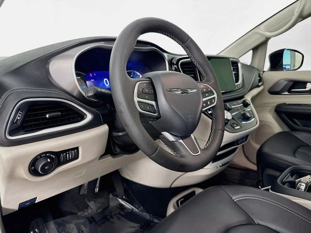 Used 2024 White Chrysler Select image 9