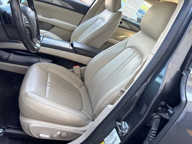Used 2018 Gray Lincoln Premiere image 15
