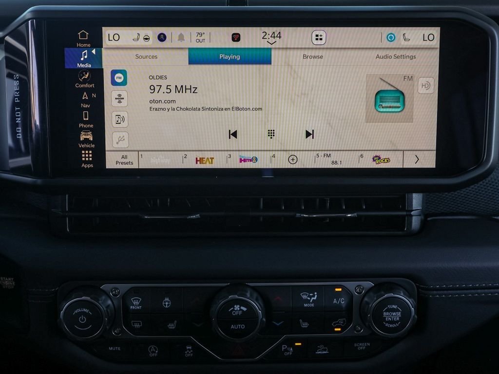 New 2026 Bright White Clear-Coat Exterior Paint Jeep Rubicon image 27