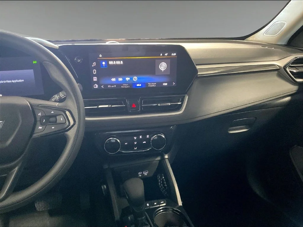 Used 2025 White Chevrolet LT image 18