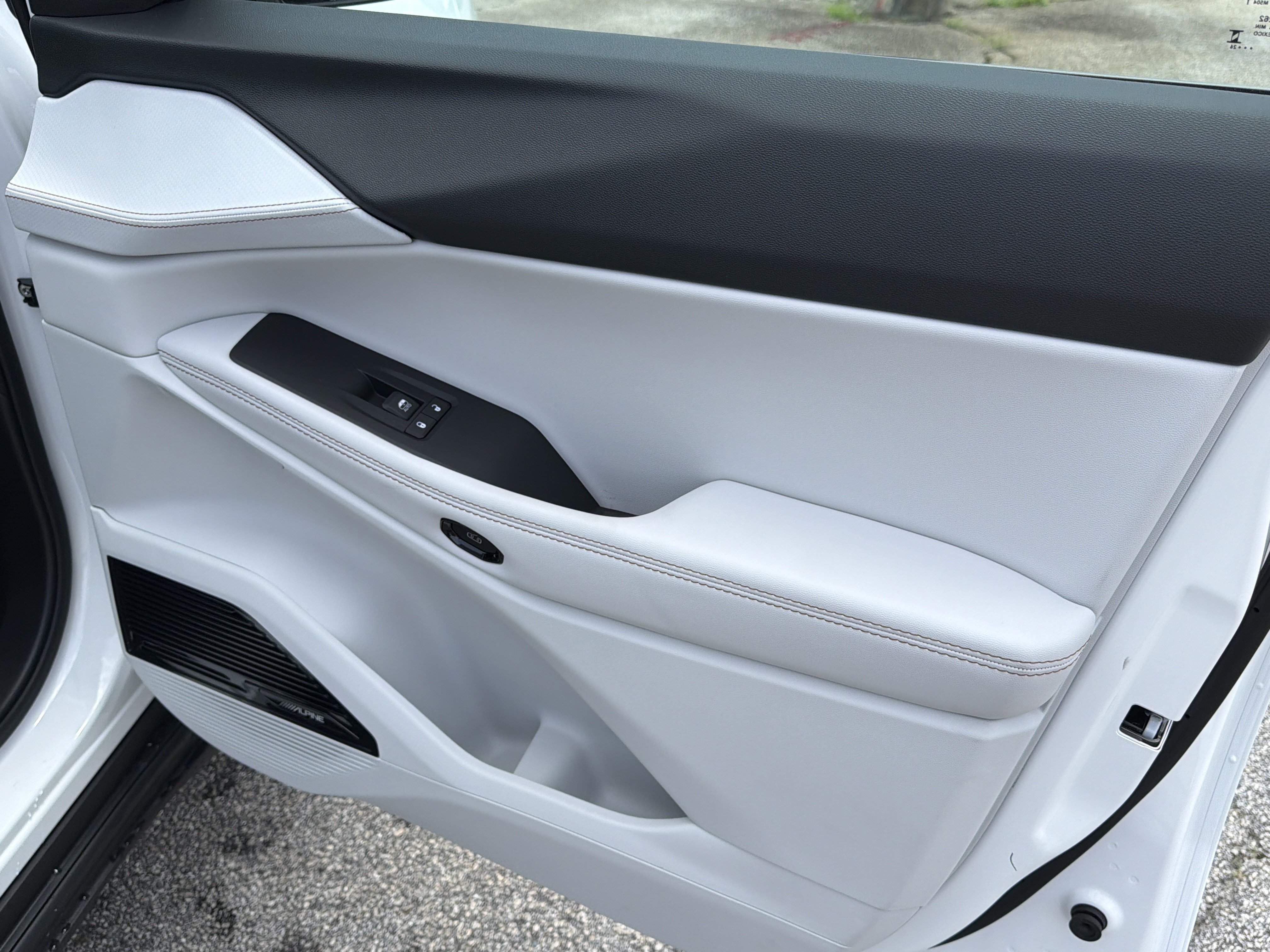 New 2026 Bright White Clear-Coat Exterior Paint Jeep Limited image 15
