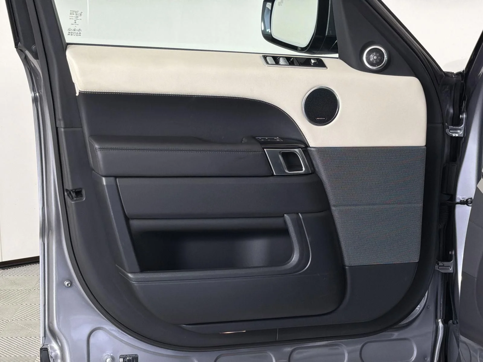 Used 2022 Eiger Gray Metallic Land Rover HSE Silver Edition image 21