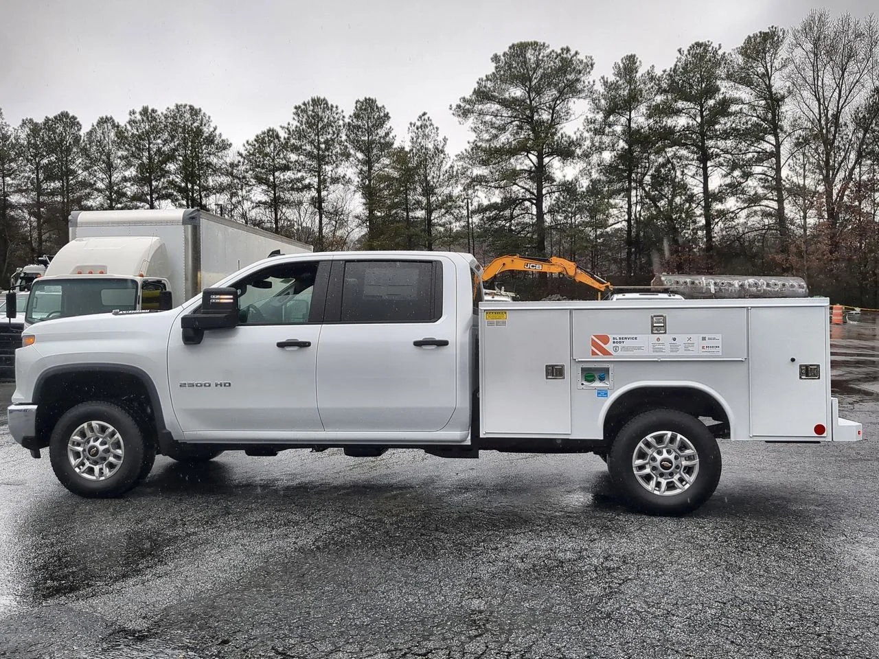 New 2026 Summit White Chevrolet WT image 5