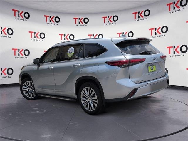 Used 2023  Toyota Platinum image 9