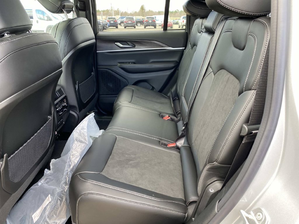 New 2026 Silver Zynith Exterior Paint Jeep Altitude image 7
