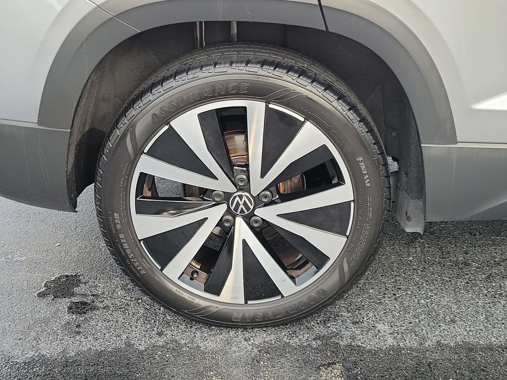 Certified Used 2024  Volkswagen 1.5T SE image 5
