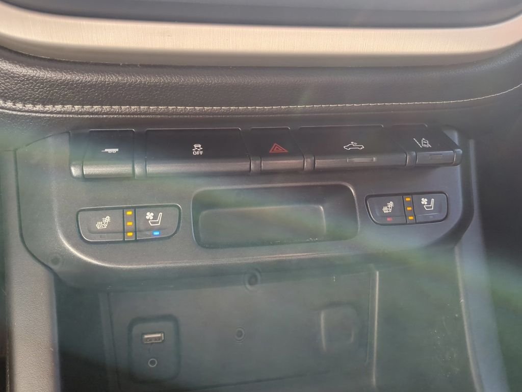 Used 2018 White GMC Denali image 25