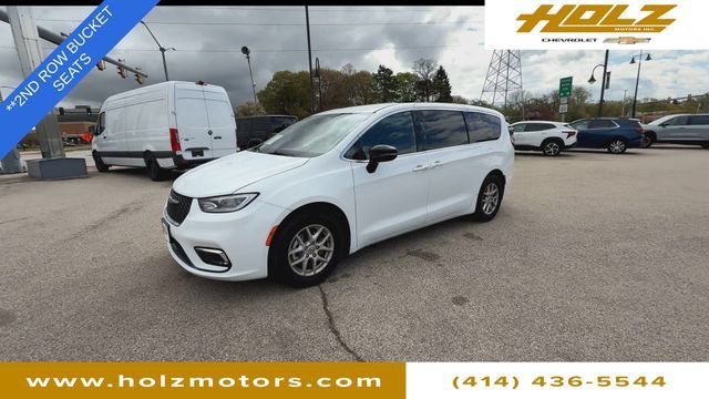 Used 2025 White Chrysler Select image 4