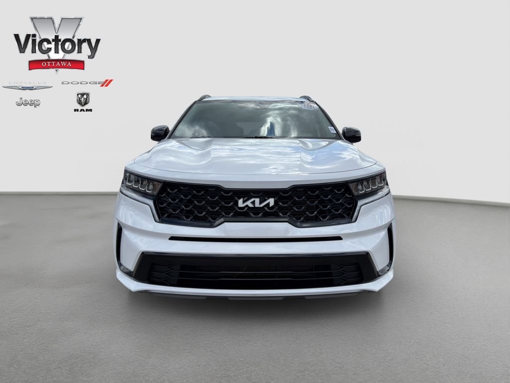 Used 2023 White Kia S image 2