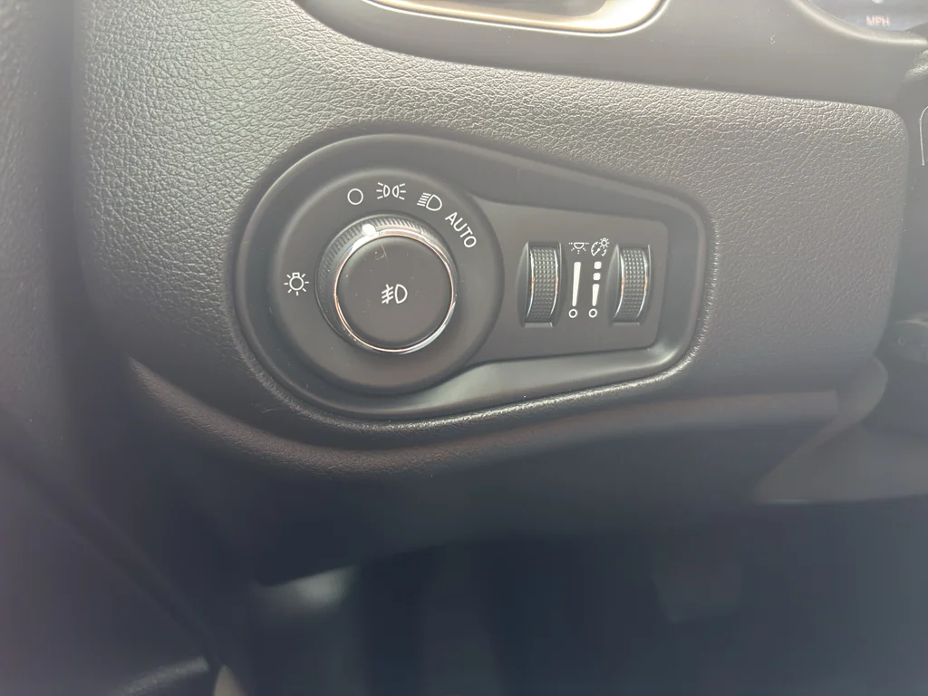 Used 2017 Alpine White Jeep Latitude image 16
