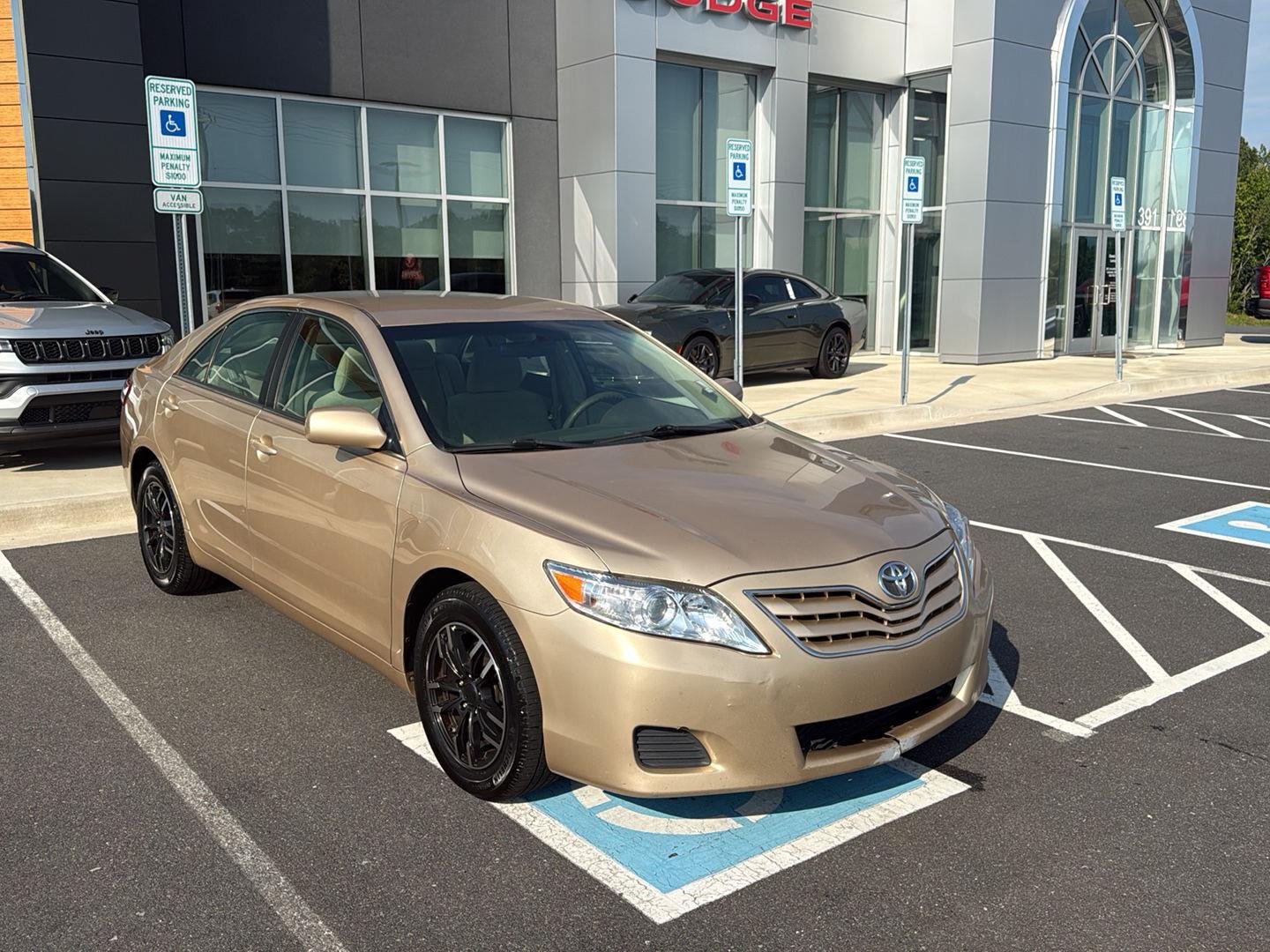 Used 2010  Toyota LE image 4