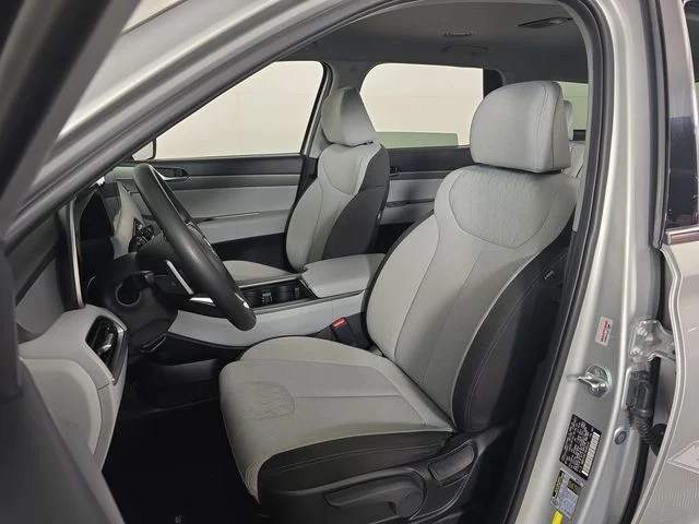 Used 2022 Silver Hyundai SE image 22