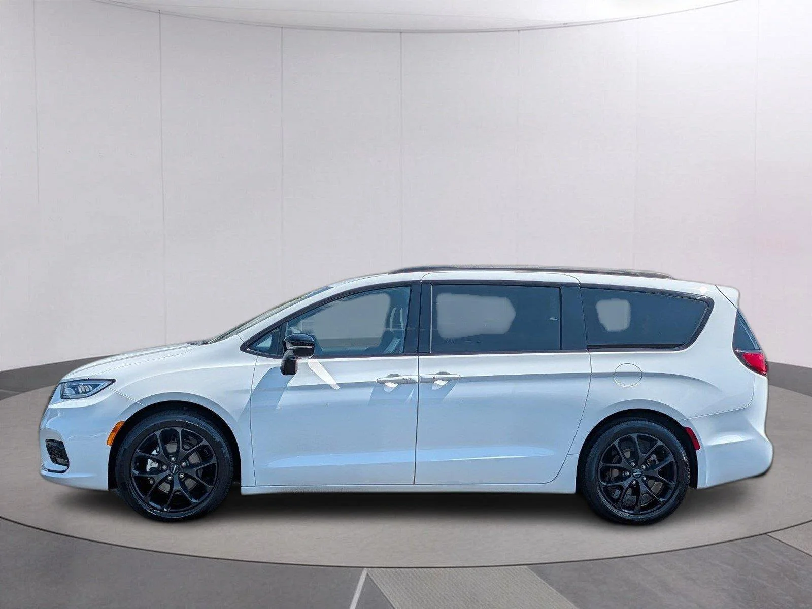 Used 2025 Bright White Clearcoat Chrysler Limited image 2