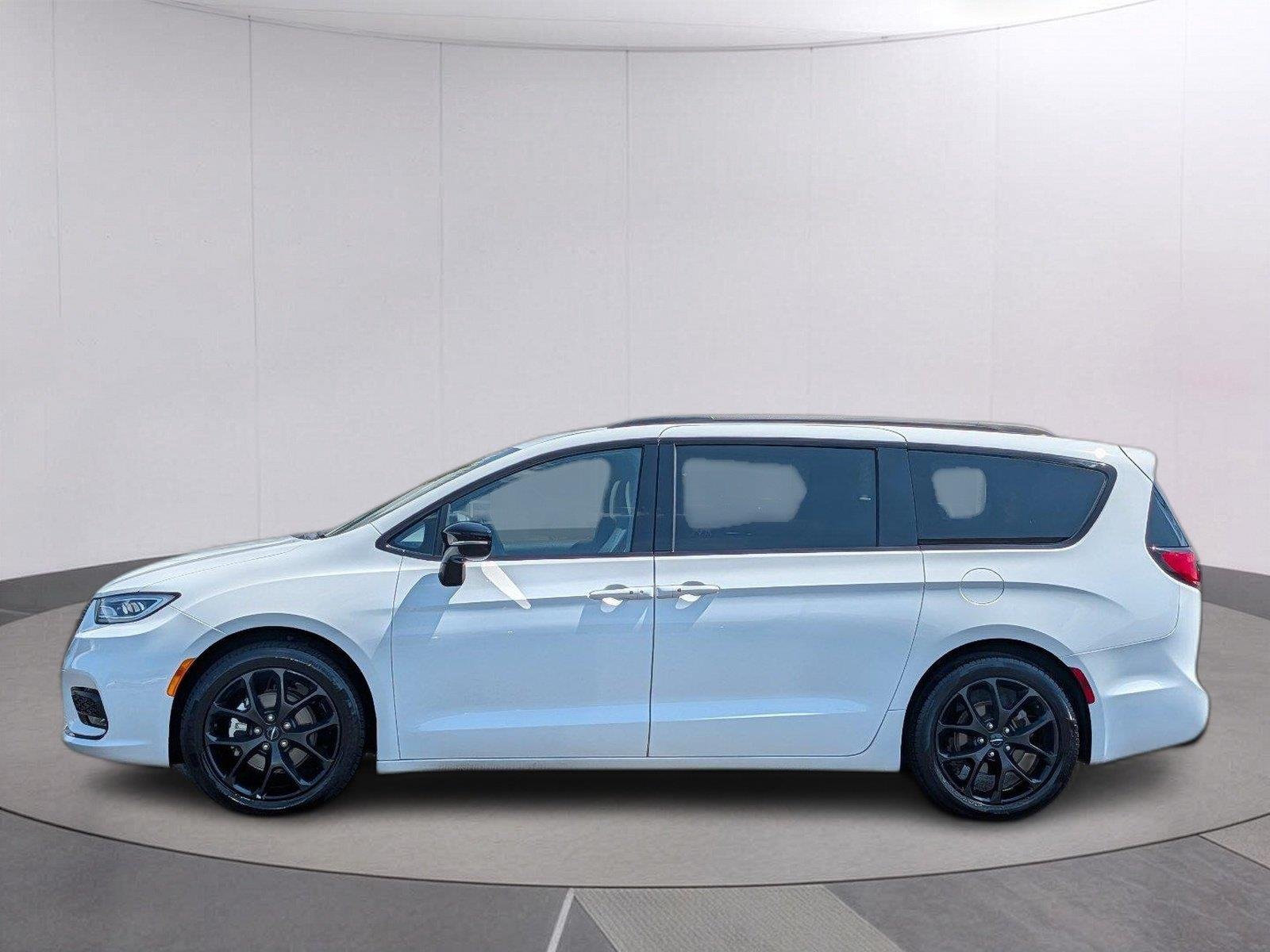 Used 2025 Bright White Clearcoat Chrysler Limited image 2