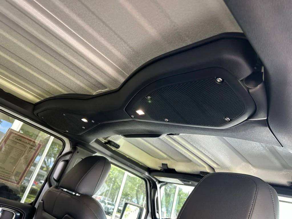 Used 2025 White Jeep Sahara image 32
