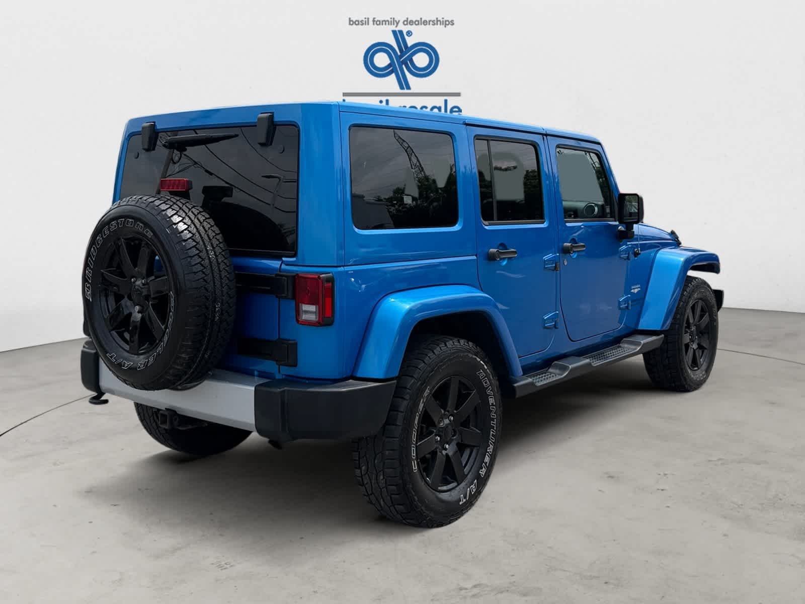 Used 2015 Hydro Blue Pearl Coat Jeep Sahara image 6