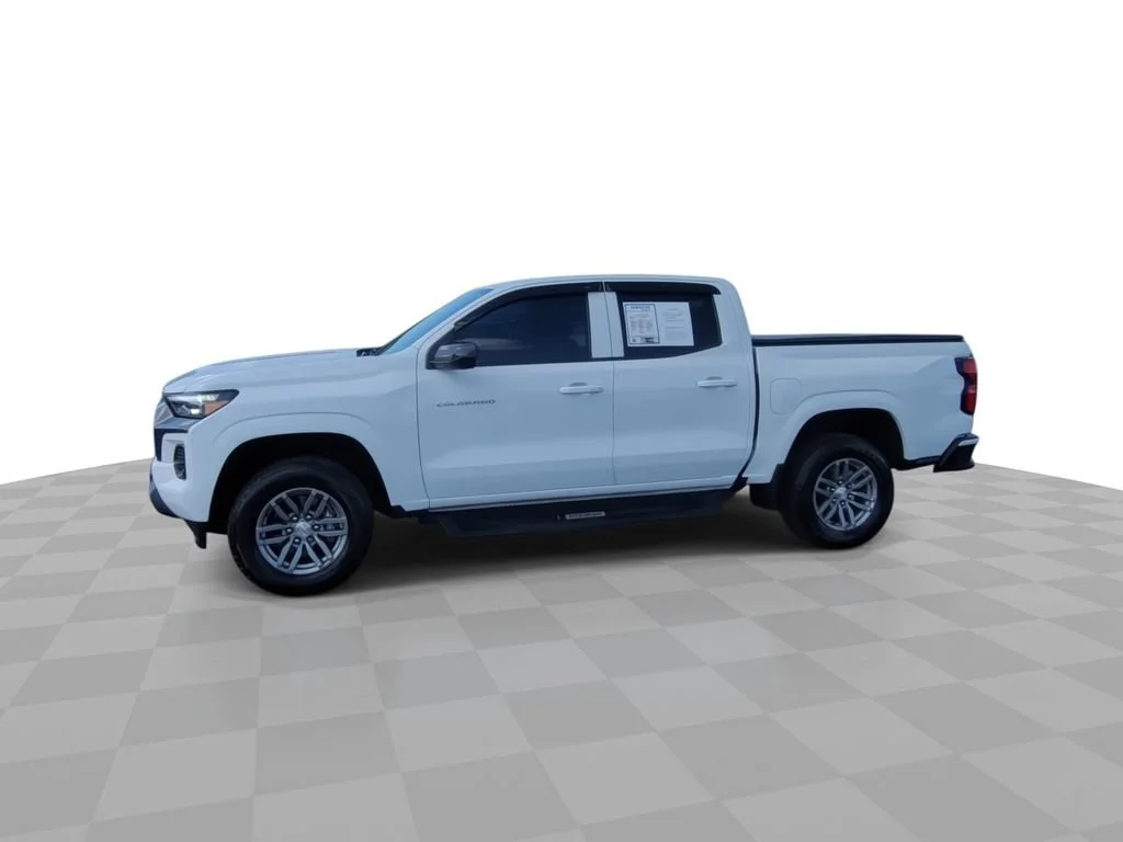 Certified Used 2025 Summit White Chevrolet WT/LT image 4