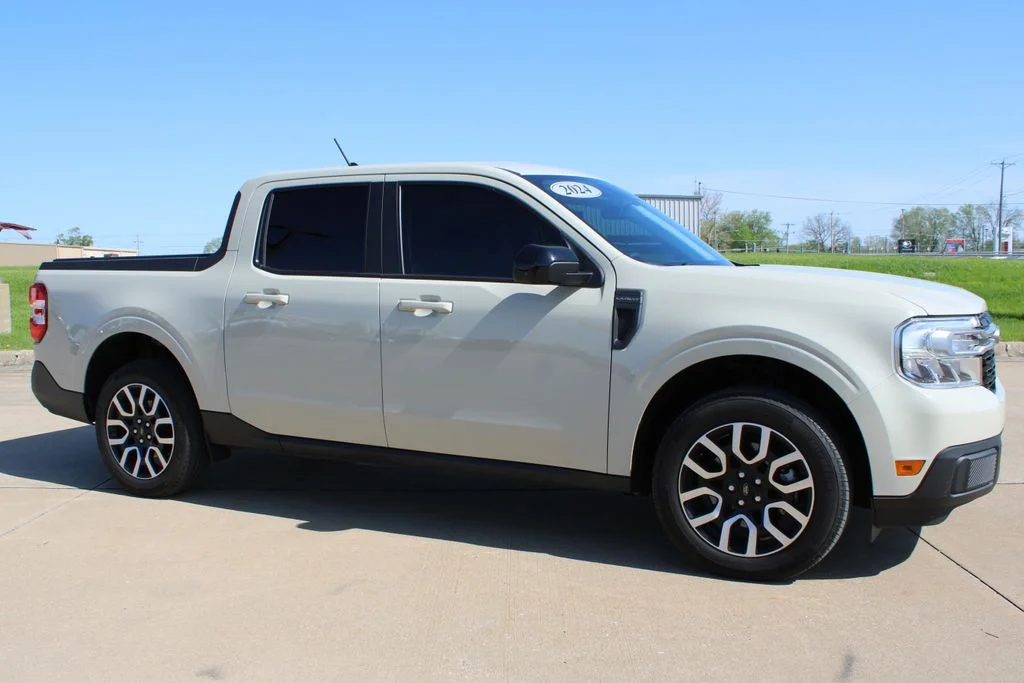 Used 2024  Ford Lariat image 3