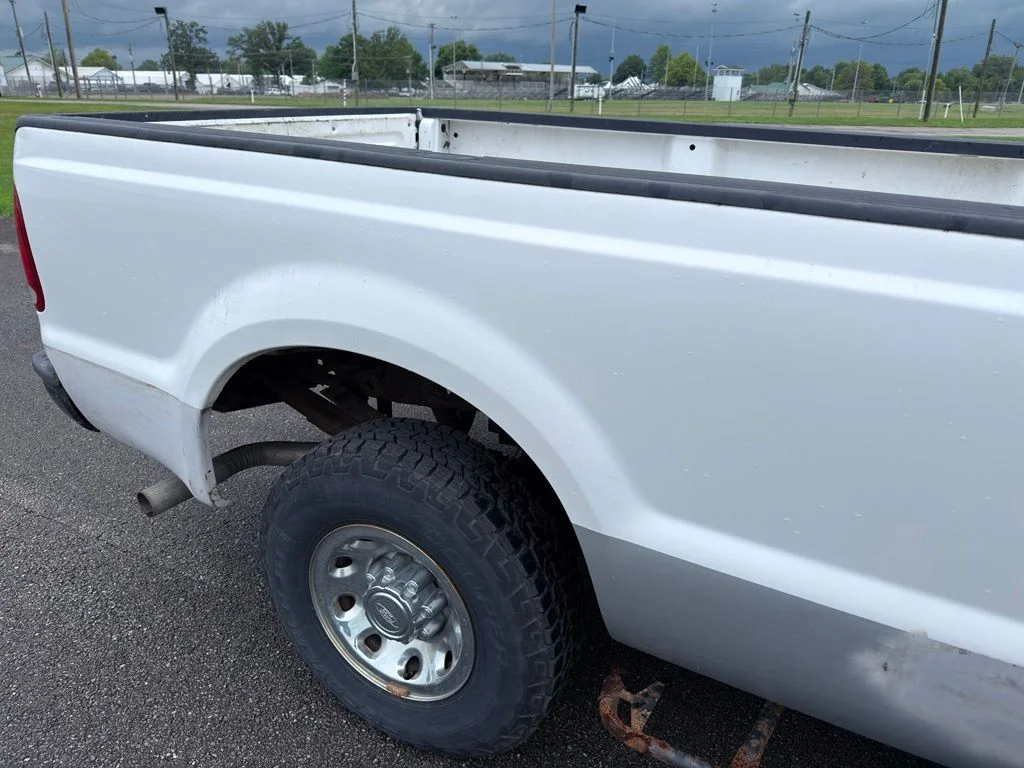 Used 2004 White Ford  image 5