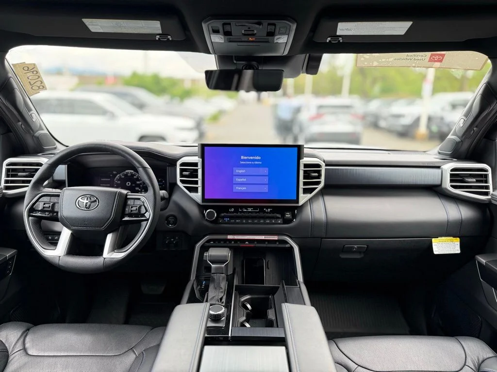 Certified Used 2025  Toyota Platinum image 25