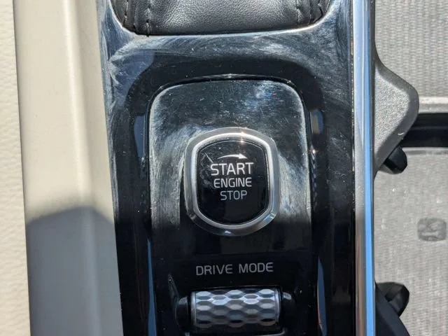Used 2019  Volvo Momentum image 32
