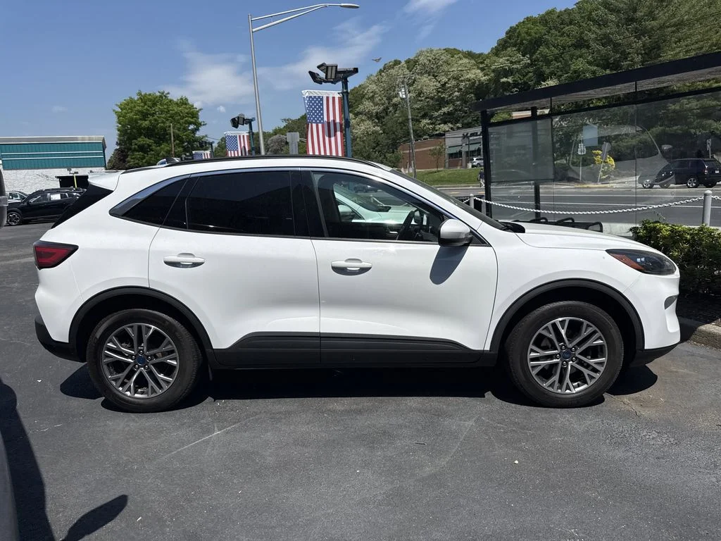 Used 2022 Oxford White Ford SEL image 9